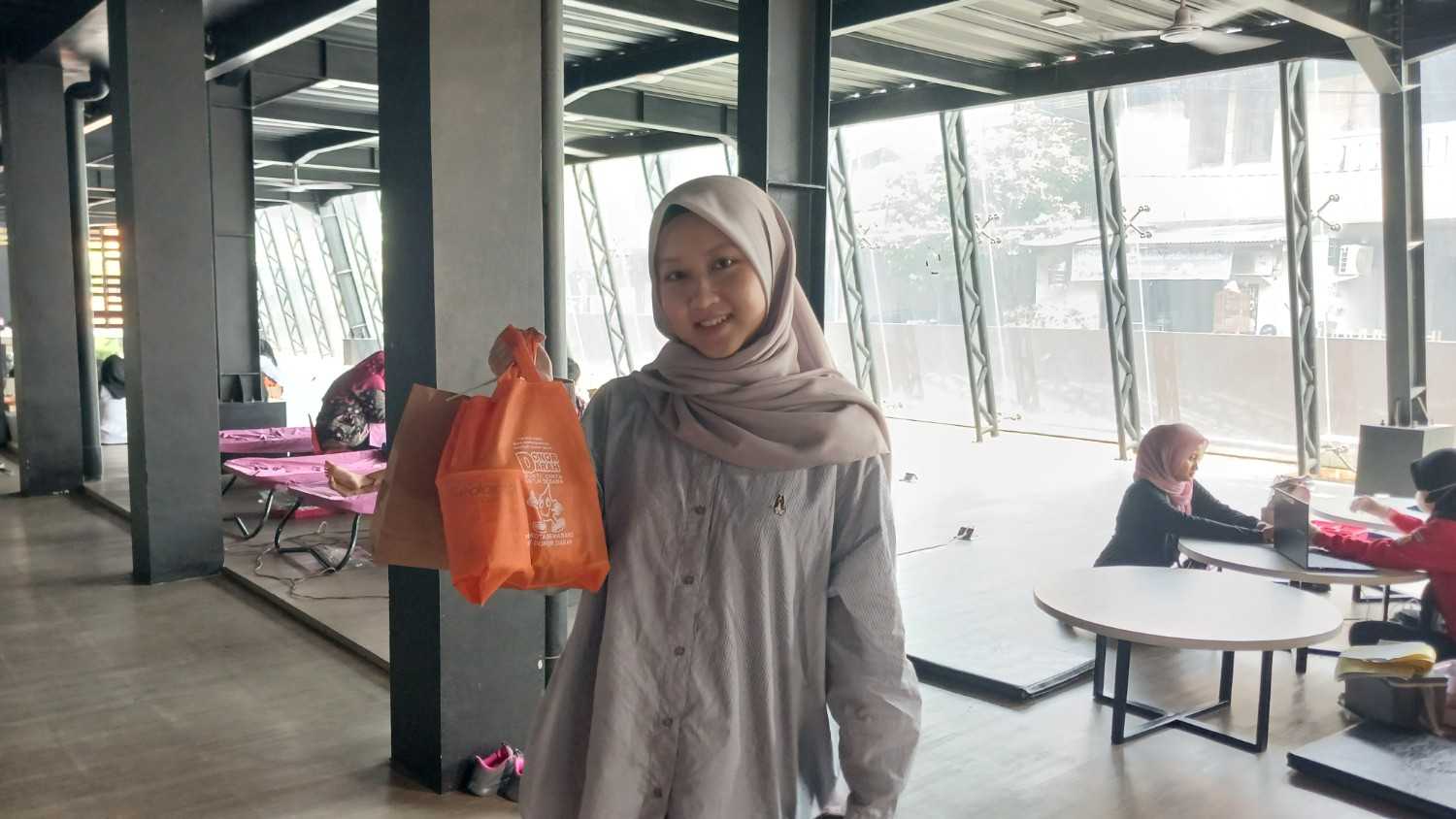 Penyerahan souvenir kepada pendonor yang berhasil
